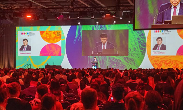 A large group of scientists attends a plenary session at ISSCR