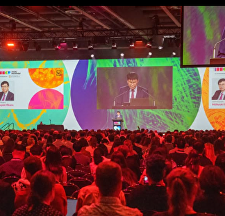A large group of scientists attends a plenary session at ISSCR